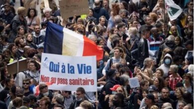 عشرات الآلاف يتظاهرون في باريس ضد الشهادة الصحية